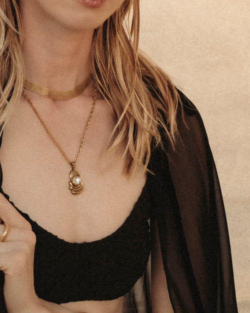Bebbuxu Dainty Twist Pendant