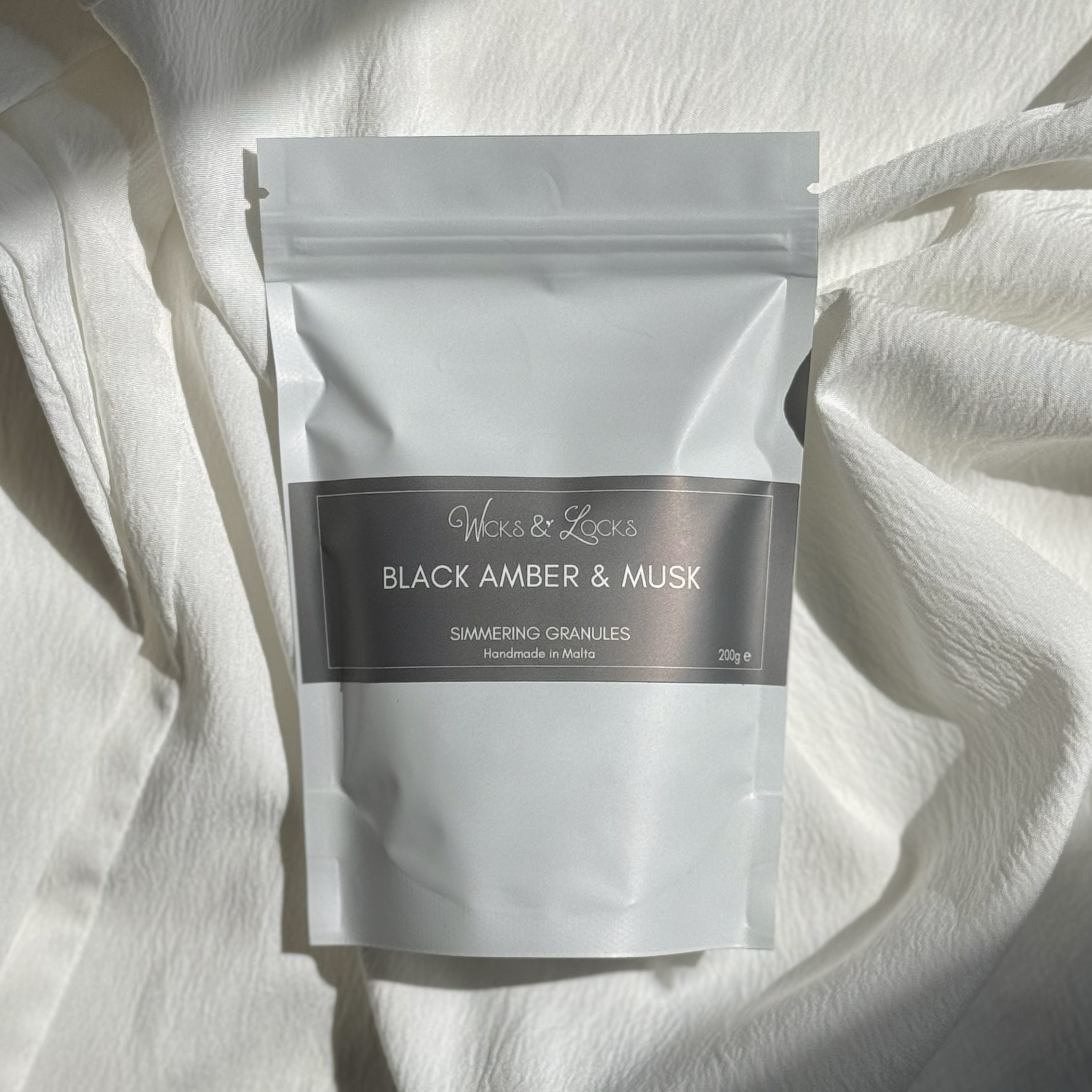 Wicks & Locks Black Amber & Musk - Simmering Granules