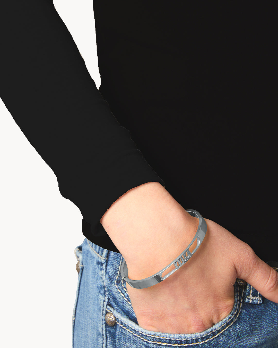 Ma Hollow Bangle Silver