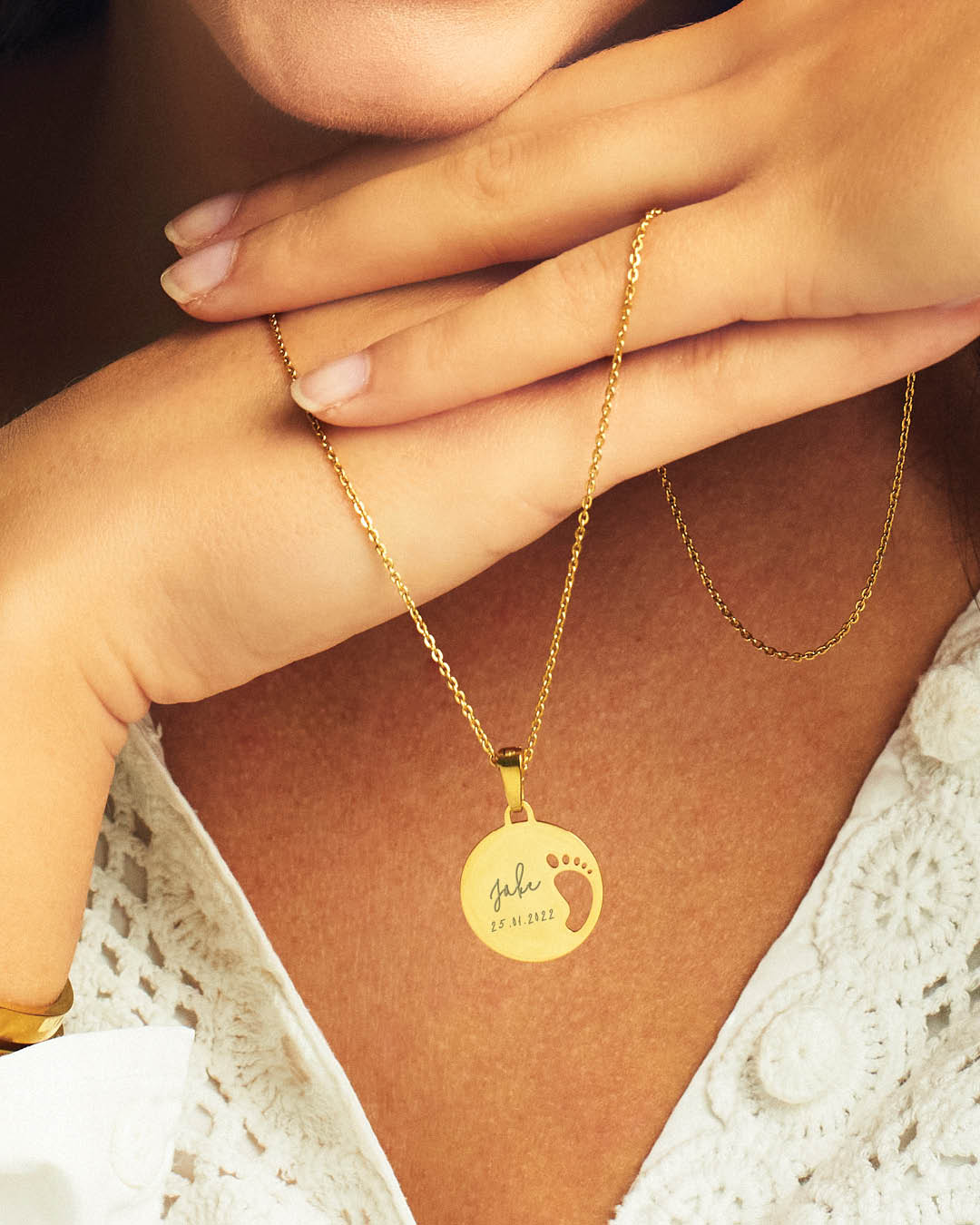 Buy Personalised New Mum Necklace With Baby Feet, Gift for New Mother Mom  Mum, Gift From New Dad to New Mum, New Baby Present for Mum Online in India  - Etsy